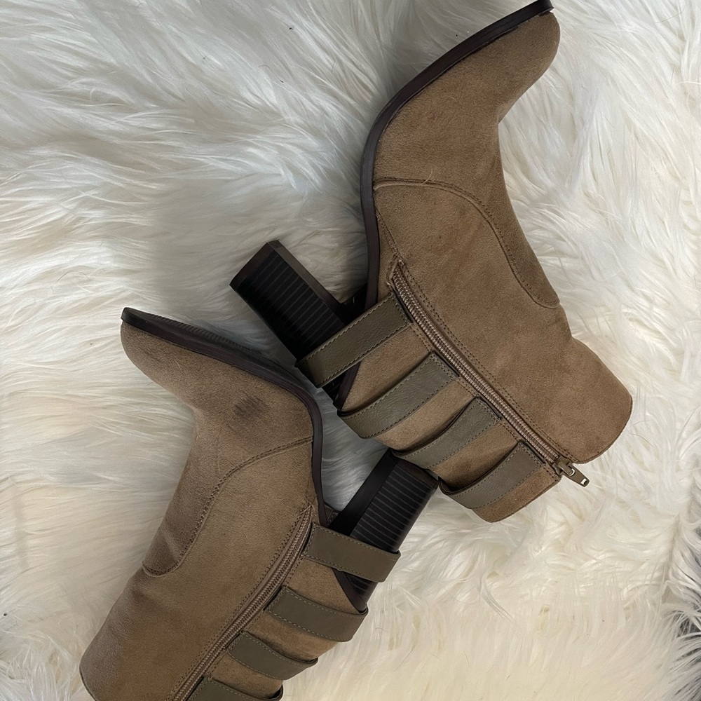 LIKE NEW ⭐️tan booties